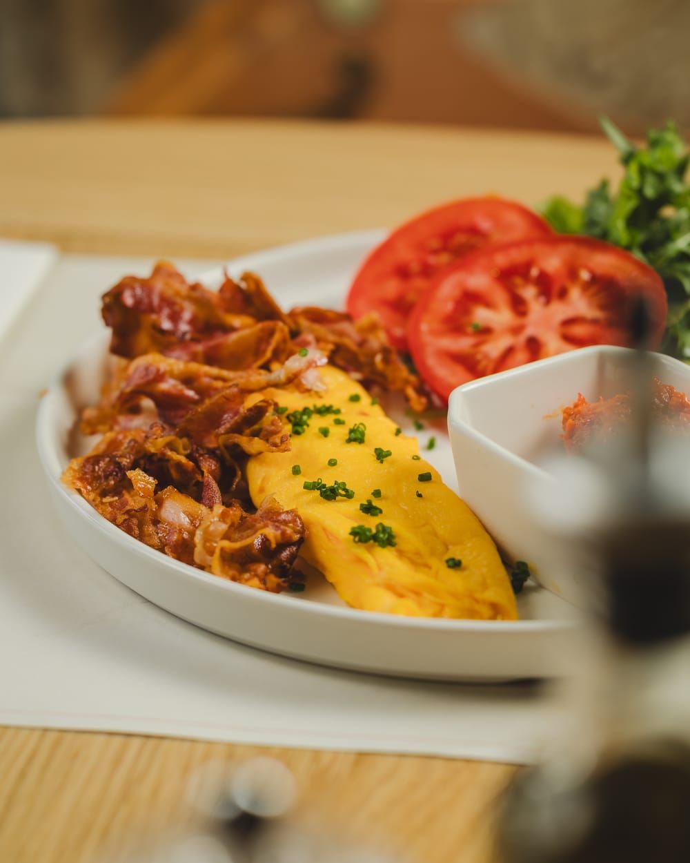 Doručak — omlet sa pečenom slaninom i paradajzom